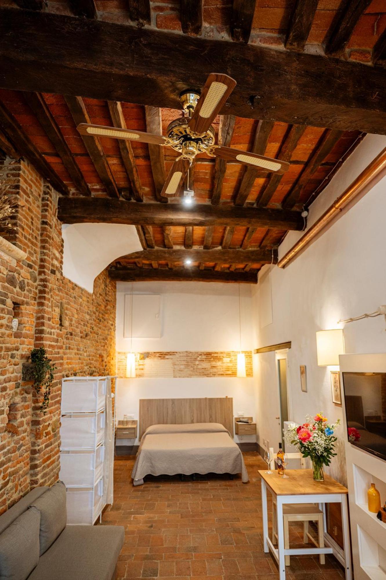 Antica Casa Dei Rassicurati Bed & Breakfast Montecarlo Bagian luar foto