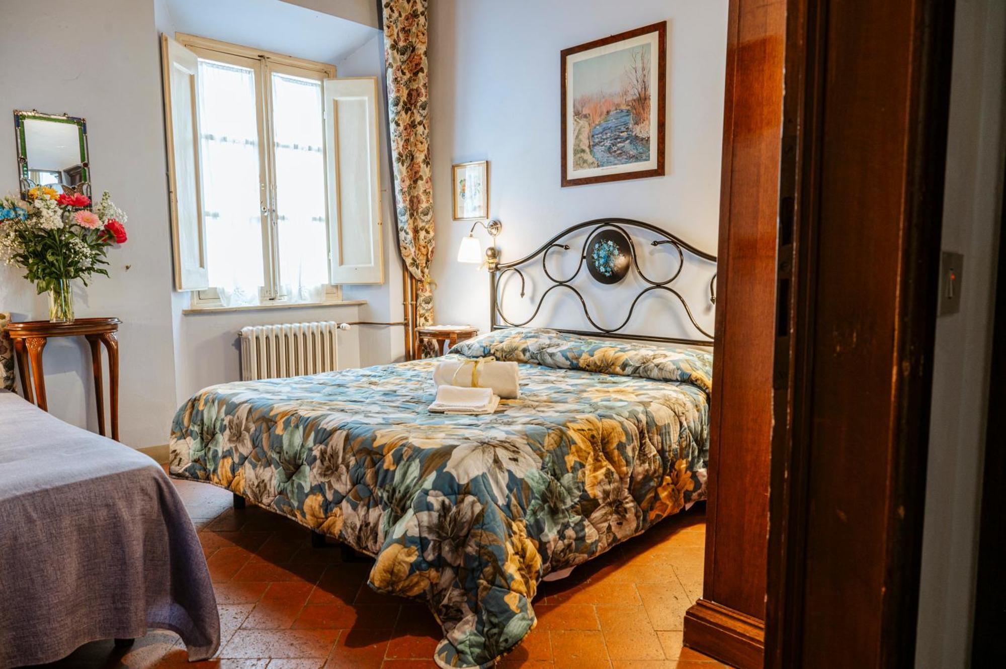 Antica Casa Dei Rassicurati Bed & Breakfast Montecarlo Bagian luar foto