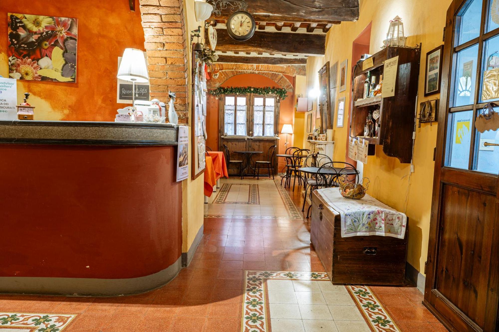Antica Casa Dei Rassicurati Bed & Breakfast Montecarlo Bagian luar foto