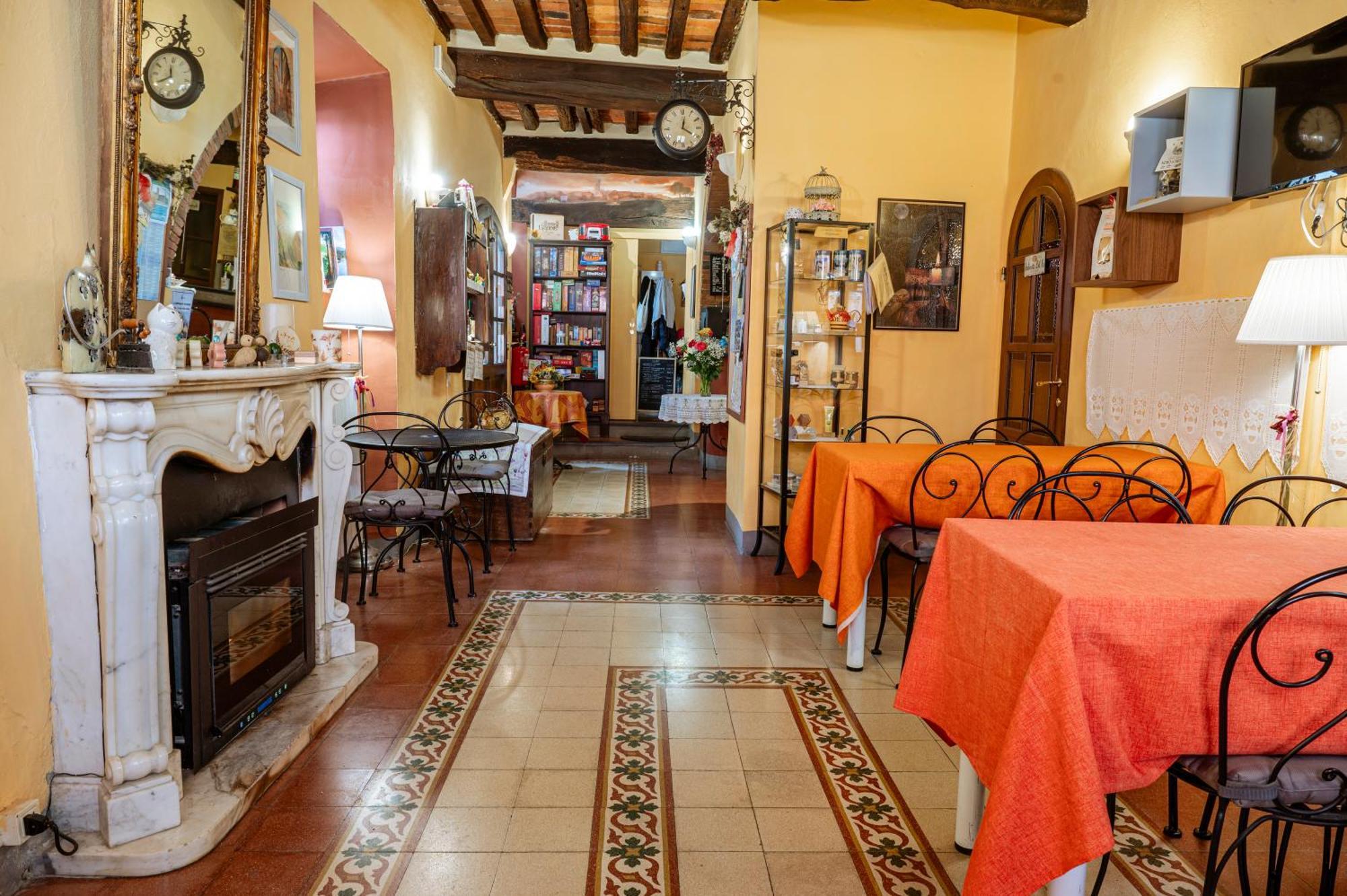 Antica Casa Dei Rassicurati Bed & Breakfast Montecarlo Bagian luar foto