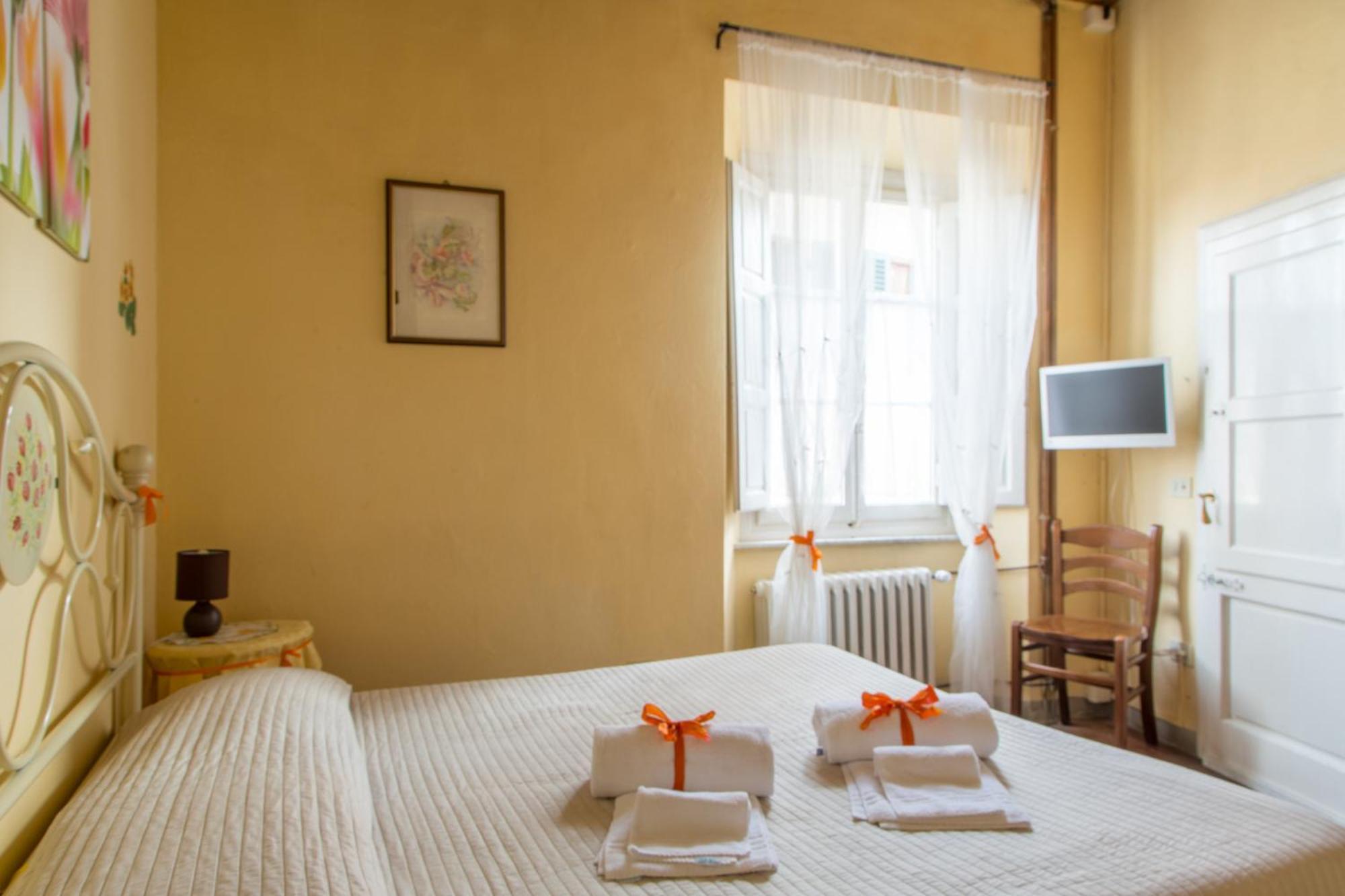 Antica Casa Dei Rassicurati Bed & Breakfast Montecarlo Bagian luar foto