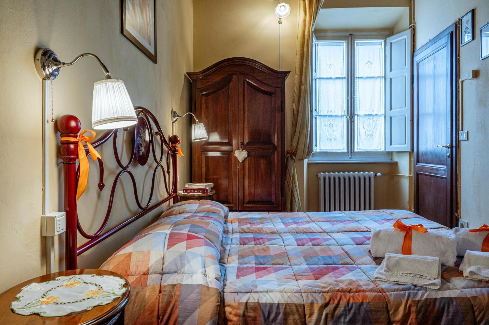 Antica Casa Dei Rassicurati Bed & Breakfast Montecarlo Bagian luar foto