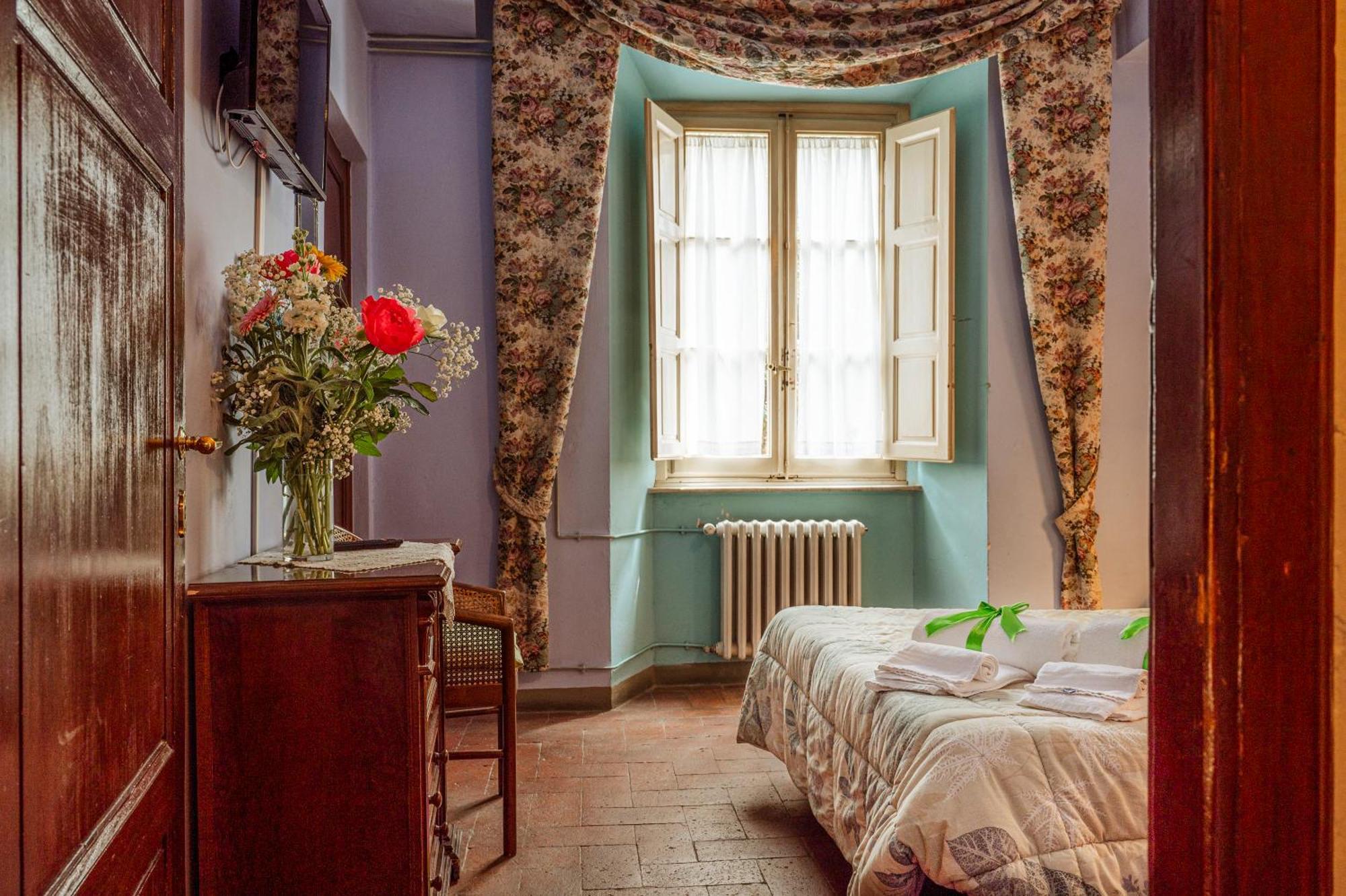 Antica Casa Dei Rassicurati Bed & Breakfast Montecarlo Bagian luar foto