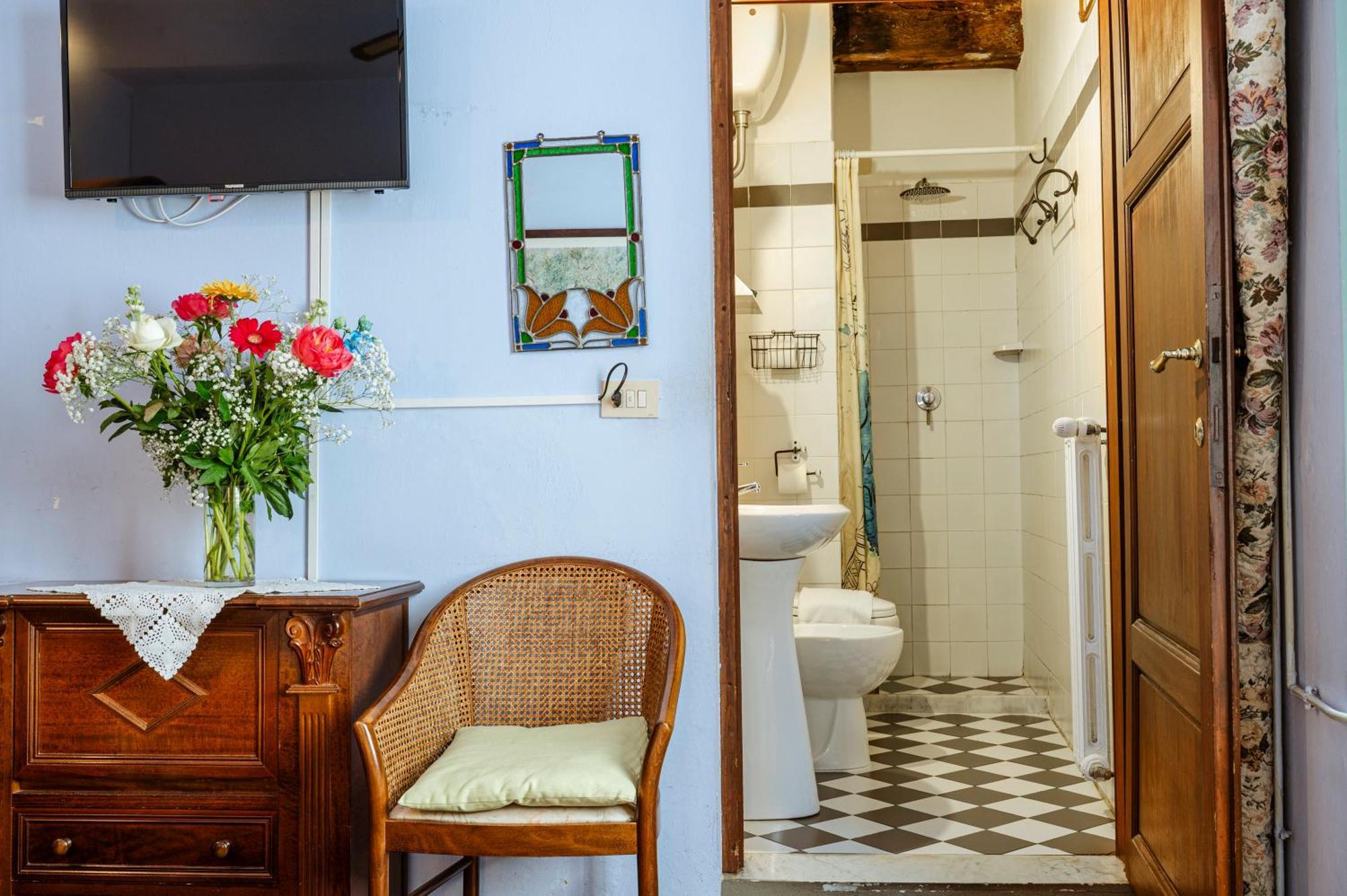 Antica Casa Dei Rassicurati Bed & Breakfast Montecarlo Bagian luar foto