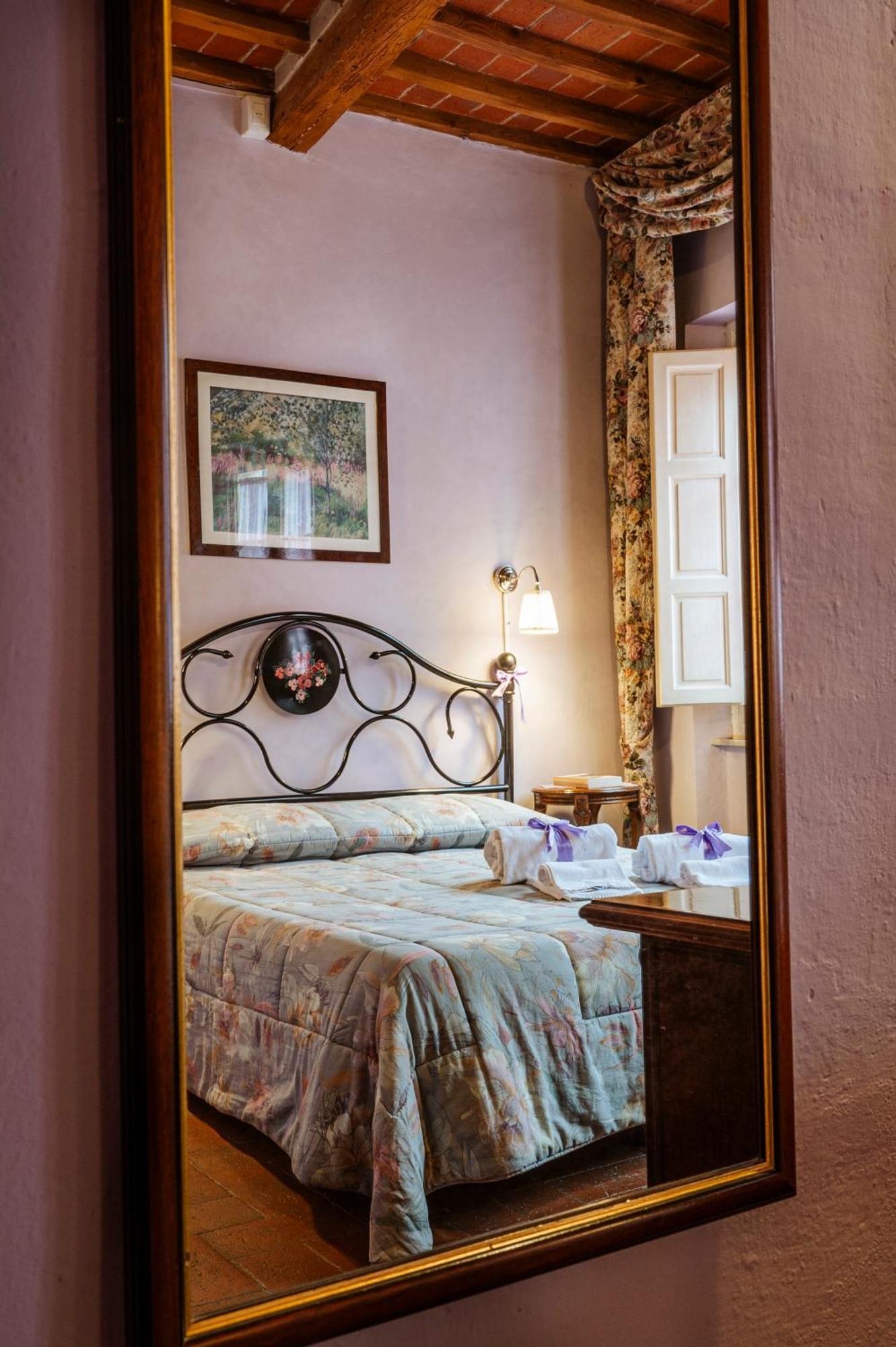 Antica Casa Dei Rassicurati Bed & Breakfast Montecarlo Bagian luar foto