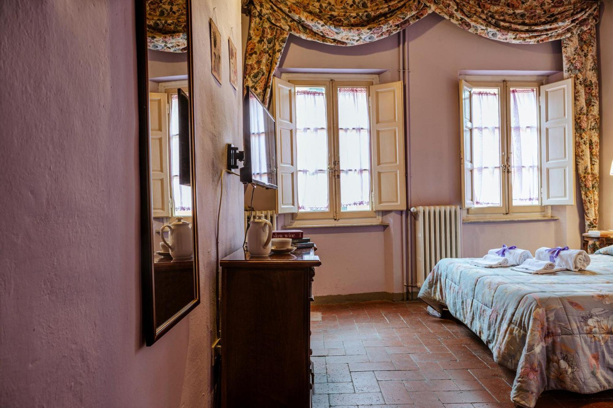 Antica Casa Dei Rassicurati Bed & Breakfast Montecarlo Bagian luar foto