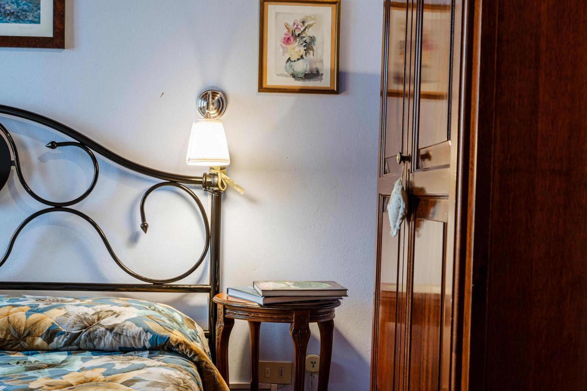 Antica Casa Dei Rassicurati Bed & Breakfast Montecarlo Bagian luar foto