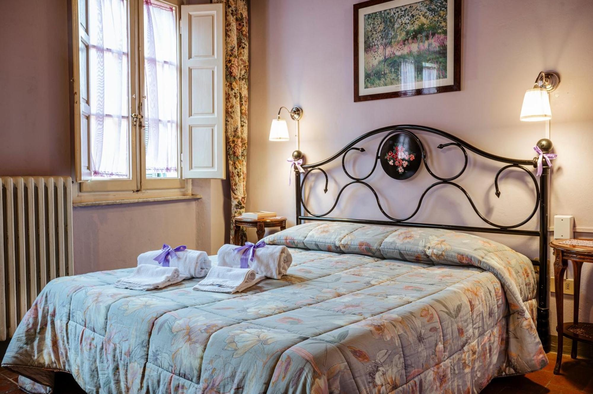Antica Casa Dei Rassicurati Bed & Breakfast Montecarlo Bagian luar foto