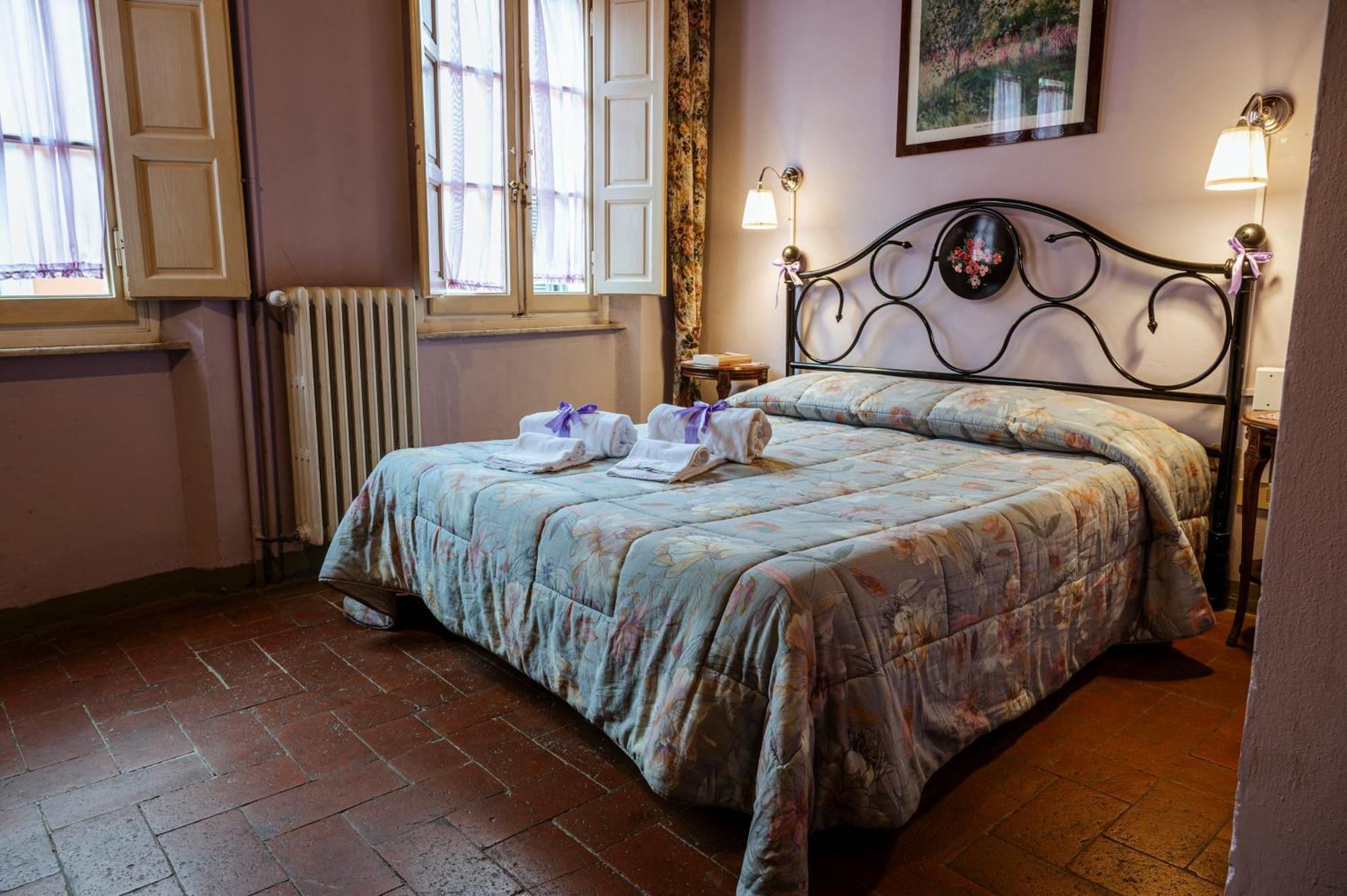 Antica Casa Dei Rassicurati Bed & Breakfast Montecarlo Bagian luar foto