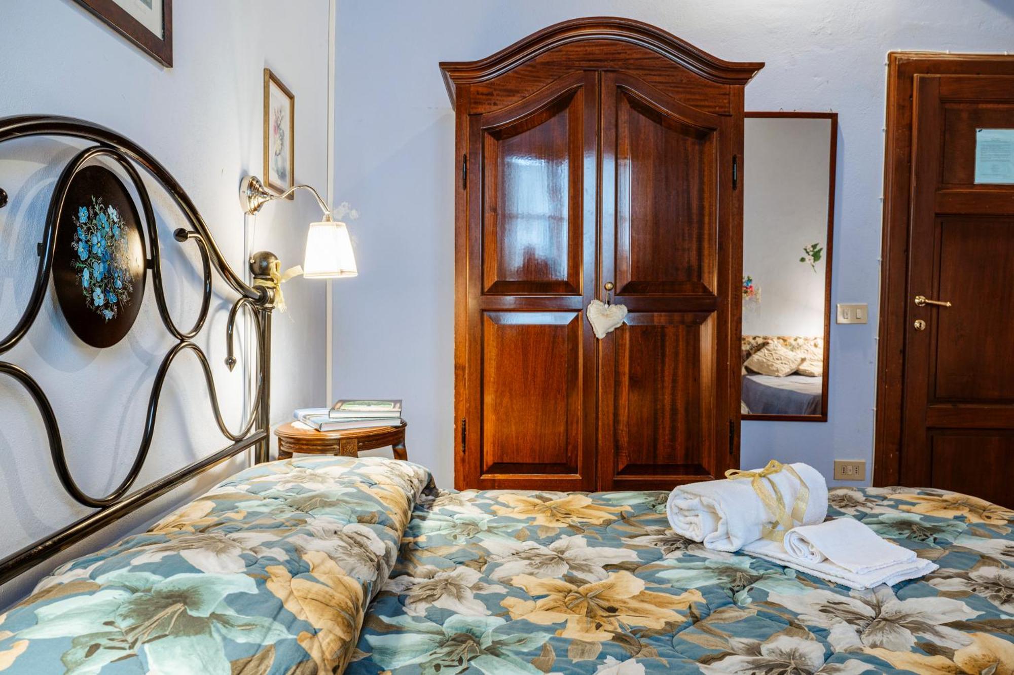 Antica Casa Dei Rassicurati Bed & Breakfast Montecarlo Bagian luar foto