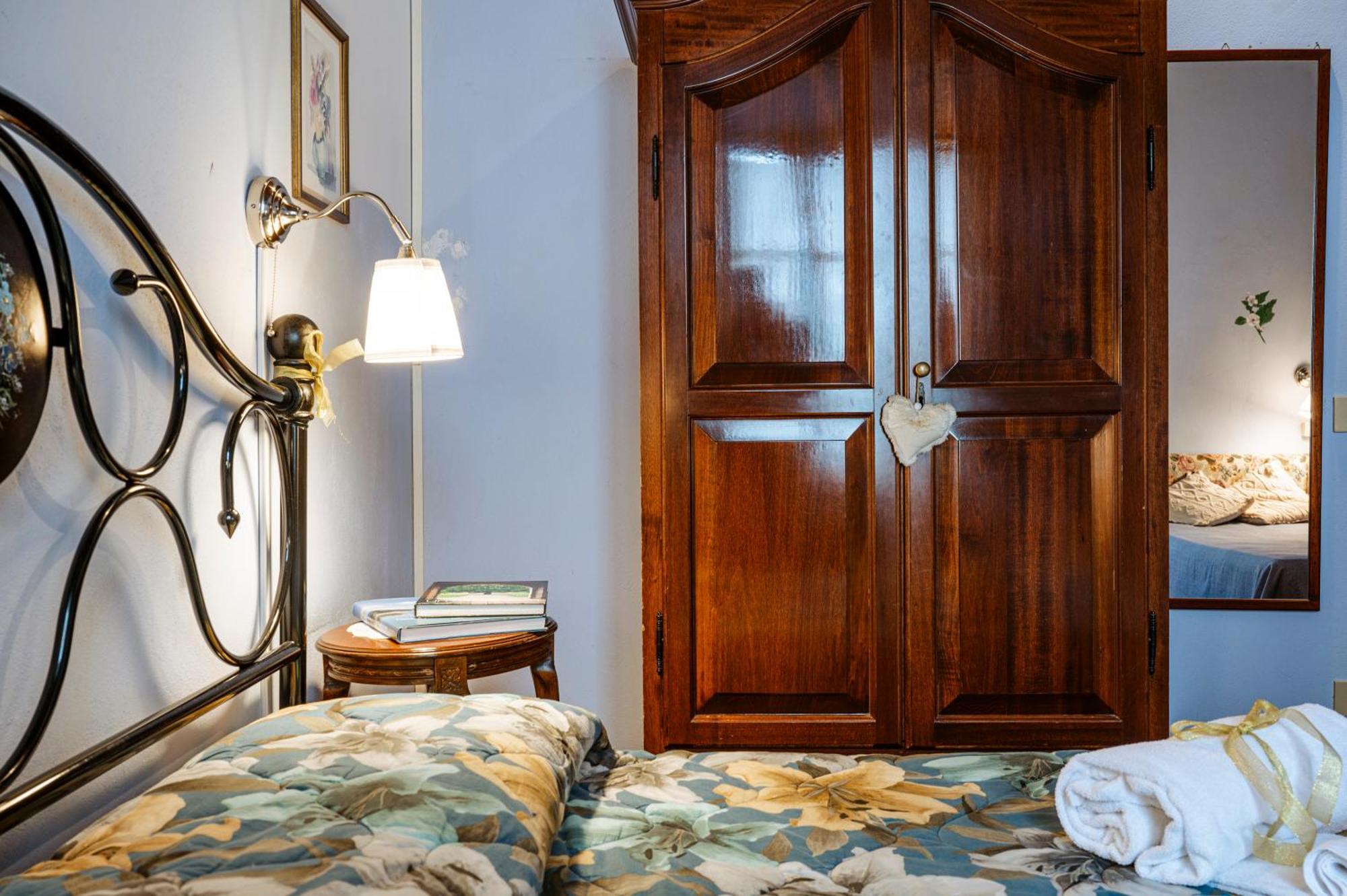 Antica Casa Dei Rassicurati Bed & Breakfast Montecarlo Bagian luar foto